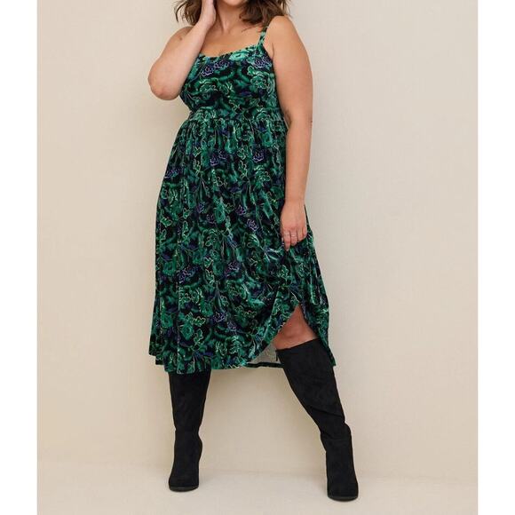 Torrid Dress Size 2 2X Midi Velvet Skater Floral Pockets V Neck Whimisigoth Goth - Picture 1 of 11